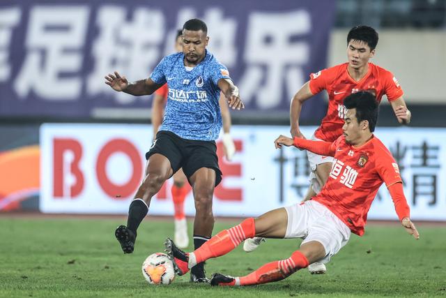 中场球员转会市场身价榜：佩德里为首，内维斯与恩佐名列前茅